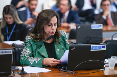  Educação profissional deve ter cursos para pessoas com deficiência, aprova CE