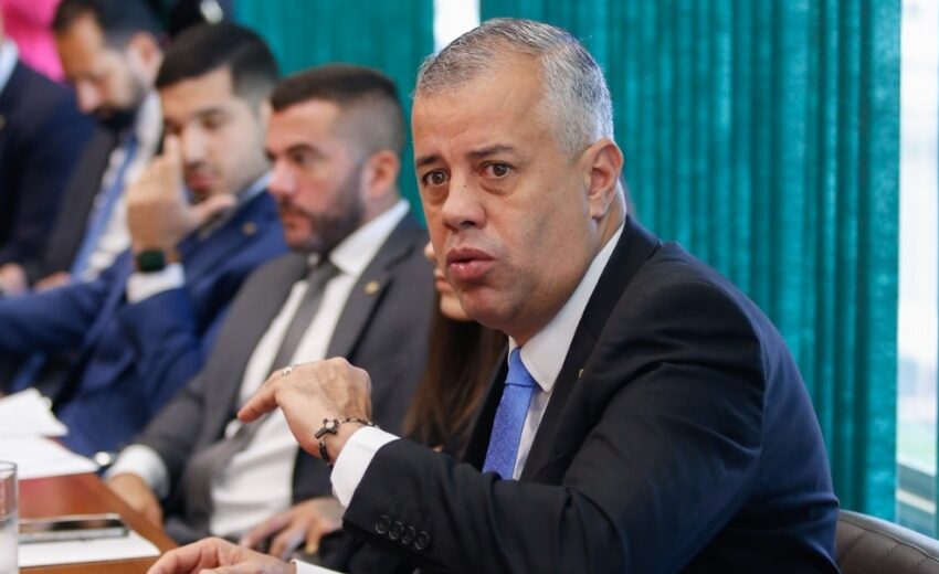  EVAIR DE MELO RELATA PROPOSTA QUE GARANTE CARTEIRA ASSINADA COM MANUTENÇÃO DO BOLSA FAMÍLIA NAS ATIVIDADES DE COLHEITA Atualmente existe uma lacuna na Legislação que gera insegurança jurídica aos empregados e empregadores