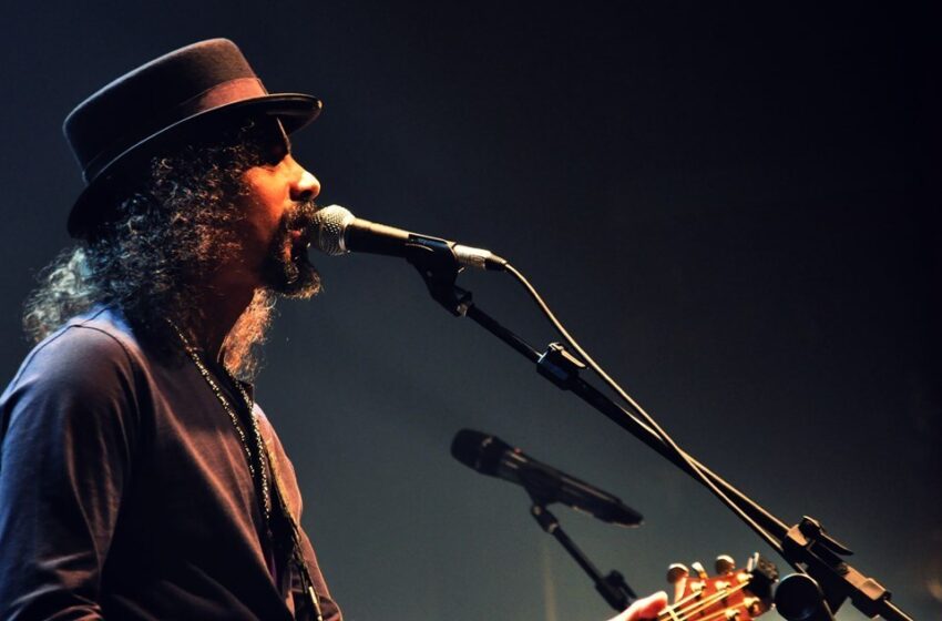  Sandrera apresenta canções e poemas em show ‘Poemas Engarrafados’
