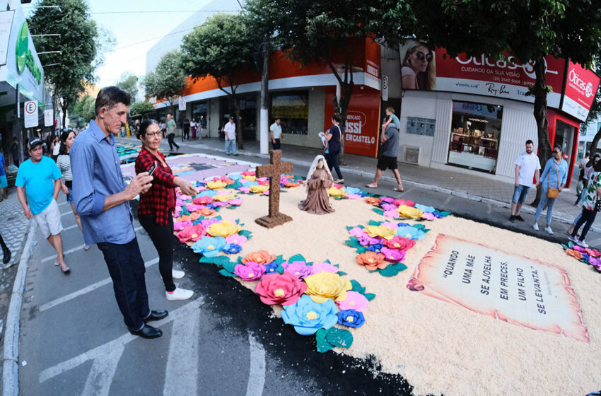 Corpus Christi: festa religiosa movimenta ES  Solenidade católica é celebrada tradicionalmente em Castelo; na Grande Vitória, o bairro de Barcelona, na Serra, também se consagra como destino de fiéis