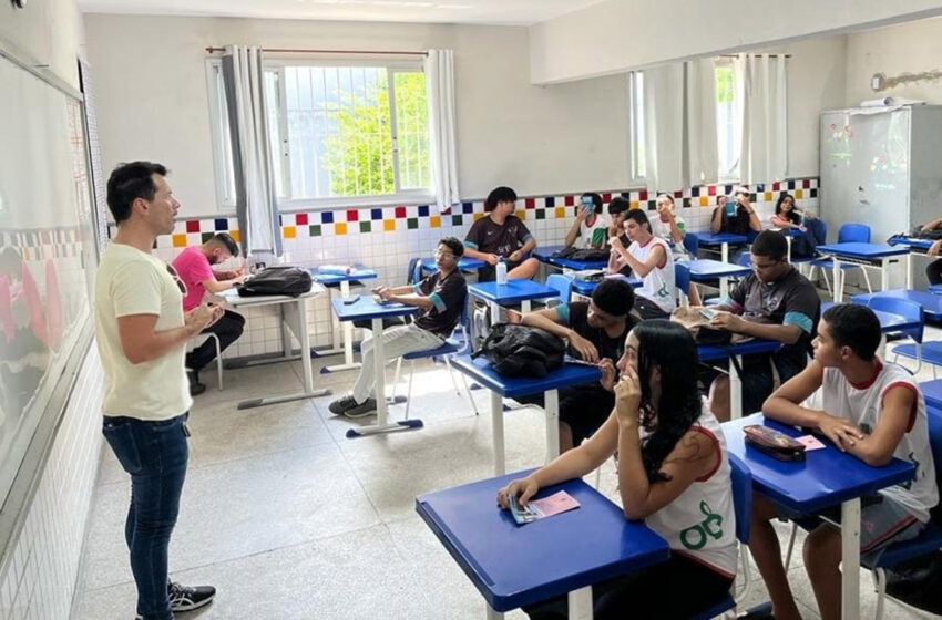  Projeto libera alunos de participar de eventos com teor religioso  Atividades de cunho religioso ou moral só poderão ser realizadas com consentimento dos responsáveis pelos alunos, diz proposta