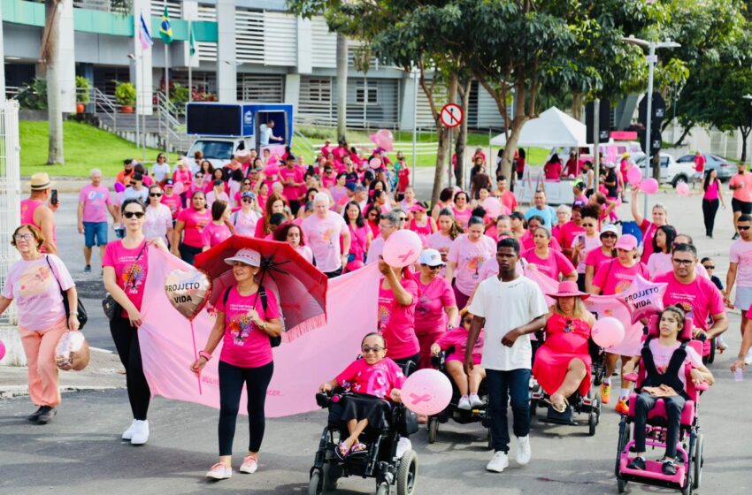  Caminhada do Outubro Rosa alerta para prevenção e diagnóstico precoce do câncer de mama Os participantes caminharam da sede da Prefeitura de Cariacica até o Estádio Kleber Andrade