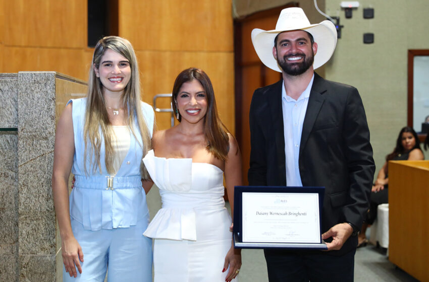  Profissionais da beleza e da estética são homenageados em solene