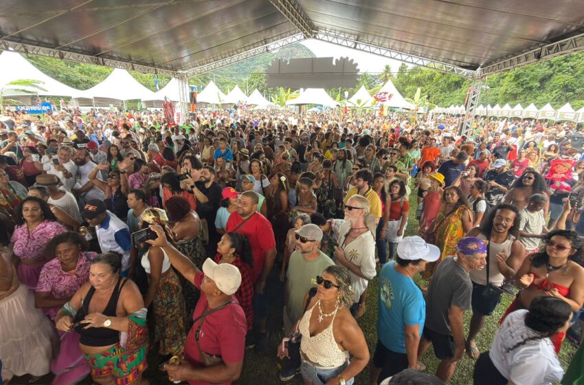  Carnaval de Congo de Máscaras reúne mais de 20 mil pessoas em Roda D’Água Tradição centenária uniu fé, cultura popular e identidade em homenagem à padroeira do Espírito Santo