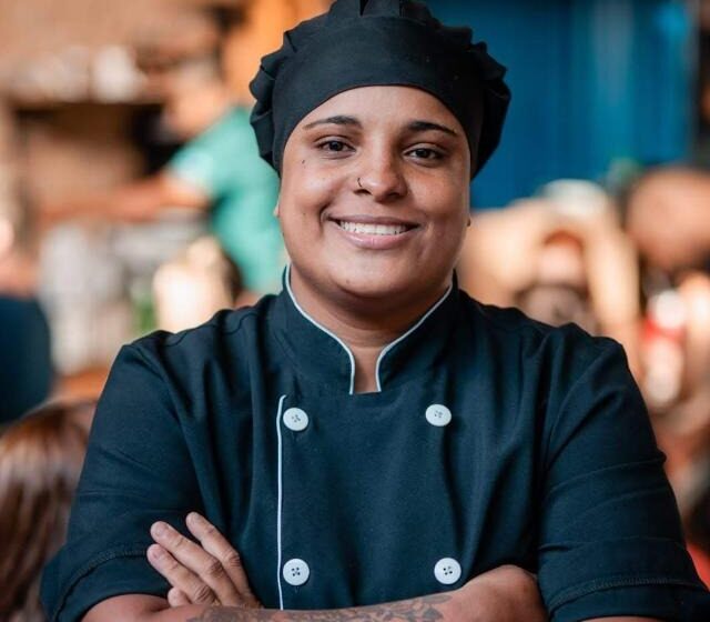  A chef Cláudia Rocha é conhecida pelo trabalho voltado ao churrasco e à defumação artesanal.