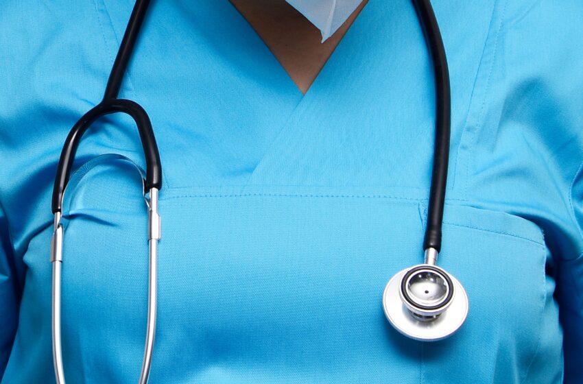  Técnico de enfermagem, vigilante e atendente: mais de 1,3 mil vagas de emprego a partir de segunda-feira (27)
