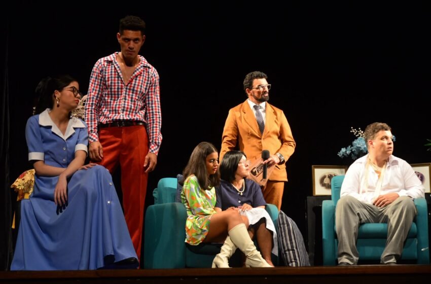  ‘A Peso de Ouro’ volta ao palco com humor e crítica sobre ganância e relações familiares
