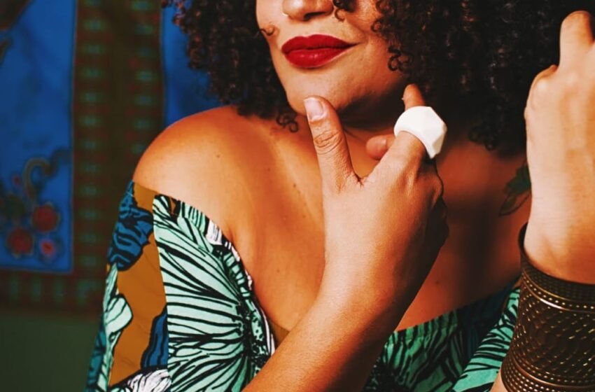  Elem Narah apresenta o show “Samba e Congada” no aniversário de Guarapari
