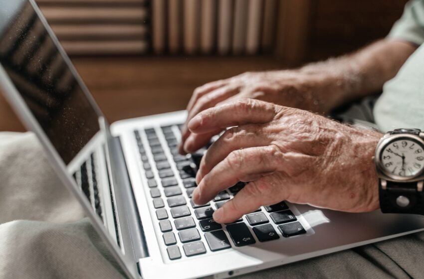  Procon de Cariacica reforça orientações a idosos contra fraudes na internet