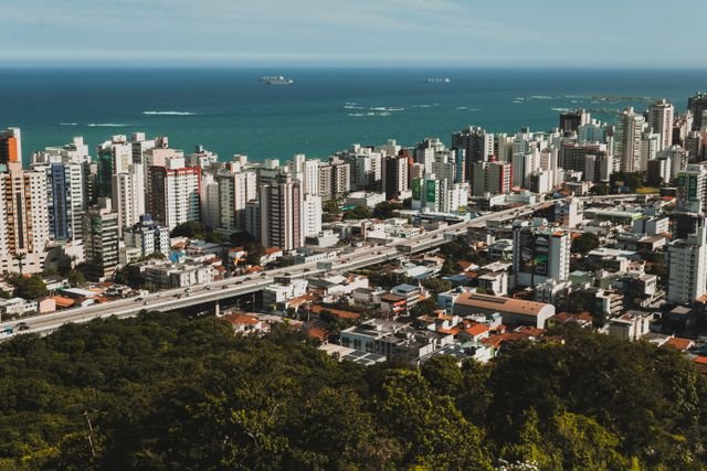  Servidores de Iúna, Irupi e Ibitirama aprendem a usar drones para regularizar imóveis  Imagem aérea auxilia no mapeamento de terrenos e construções para a Regularização Fundiária Urbana.